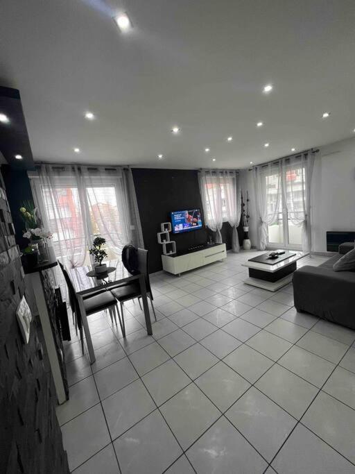 Tres Bel Appartement Entre Paris Et Disneyland Lognes Eksteriør billede
